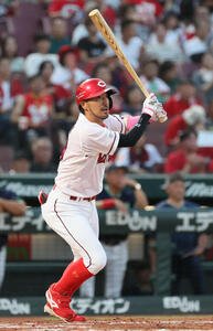 広島対ヤクルト　1回裏広島1死一、二塁、菊池涼介は右前適時打を放つ(撮影･加藤孝規)