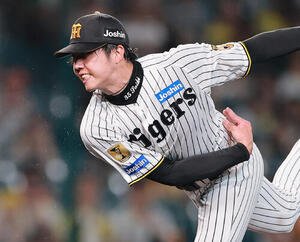 阪神対巨人　5回表、汗を飛ばして力投する阪神才木浩人(撮影･上山淳一)