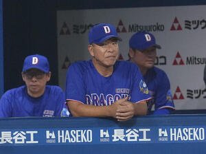 DeNA対中日　戦況を見つめる中日井上一樹監督(中央)(撮影･足立雅史)