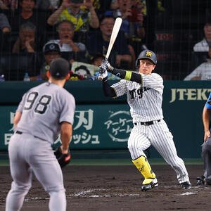 阪神対巨人　3回裏阪神無死満塁、近本光司が先制となる中前への打球を放つ(撮影･上田博志)