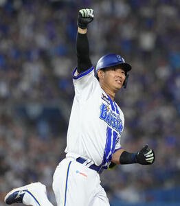 DeNA対中日　9回裏DeNA2死二、三塁、蝦名達夫はサヨナラ打を放ちガッツポーズ(撮影･足立雅史)