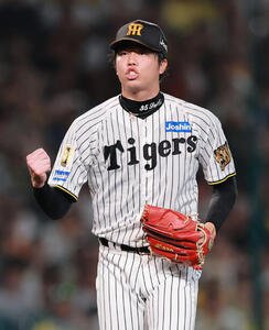 阪神対巨人　4回表巨人2死一、三塁、才木浩人は増田陸を空振り三振を奪いガッツポーズする(撮影･上山淳一)