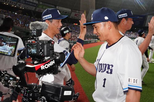 西武対楽天　試合後、西武西口文也監督(左)とタッチを交わす栗山巧(撮影･江口和貴)