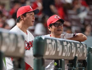 広島対ヤクルト　8回裏広島、ベンチで話し合う新井貴浩監督(左)と藤井彰人ヘッドコーチ(撮影･加藤孝規)