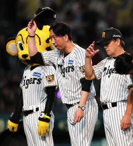 阪神対巨人　巨人に勝利し、スタンドのファンにあいさつする藤川球児監督(左)(撮影･上山淳一)