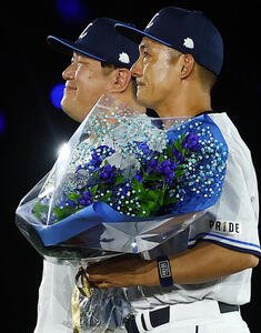 西武対楽天　引退セレモニーで中村剛也(奥)と記念写真に納まる西武栗山巧(撮影･野上伸悟)