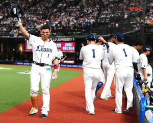 西武対楽天　8回裏、中前打を放ち、代走を送られた西武栗山巧はファンの声援に応える(撮影･江口和貴)