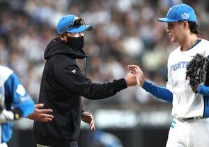 日本ハム対ロッテ　試合後、柳川大晟を出迎える日本ハム新庄剛志監督(撮影･黒川智章)