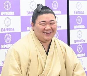 会見で笑顔を見せる新関脇の藤ノ川