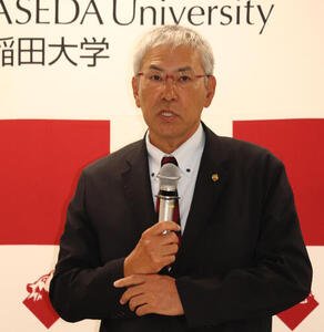 退任会見に臨む、早大･小宮山悟監督(撮影･保坂淑子)