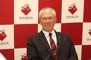 退任会見に臨み、温厚な表情を浮かべる早大･小宮山悟監督(撮影･保坂淑子)
