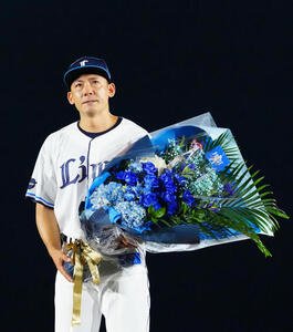 2026年8月30日、引退セレモニーで花束を手にする西武栗山巧