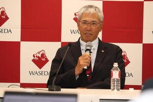 退任会見に臨み、温厚な表情を浮かべる早大･小宮山悟監督(撮影･保坂淑子)