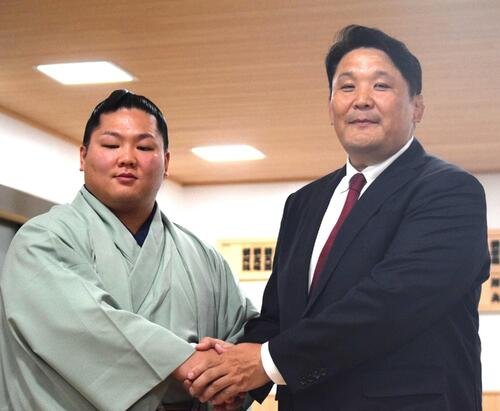 番付発表会見後に握手する朝翠龍(左)と高砂親方