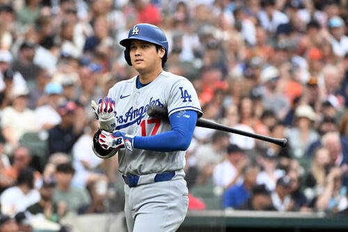 三振を喫し、ダグアウトへ戻るドジャースの大谷翔平(AP)