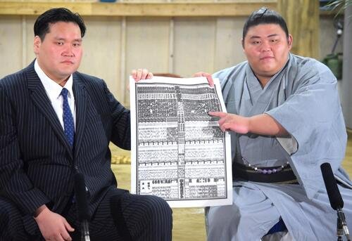 会見に臨む伯乃富士(右)と伊勢ケ浜親方