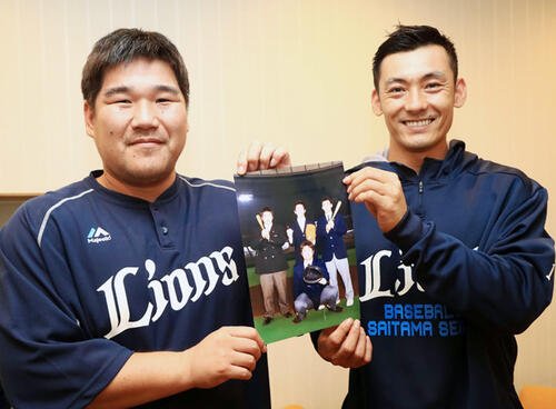 中村剛也(左)と栗山巧(2018年9月撮影)