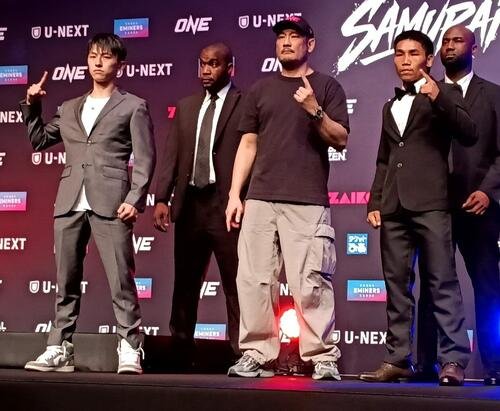 ｢3｣で戦う吉成名高(左)とハー･リン･オム(右)(中央はチャトリCEO)