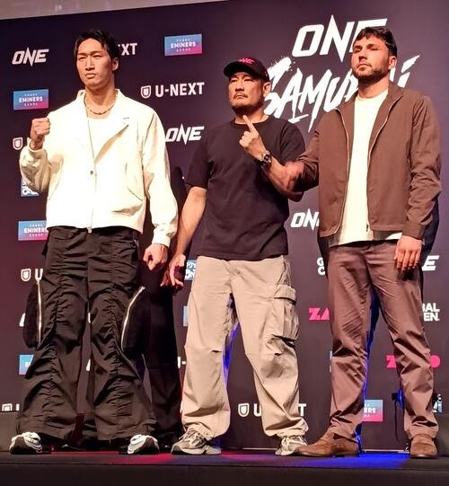 対戦する安保瑠輝也(左)とボグダン･シュマロフ(右)(中央はチャトリCEO)
