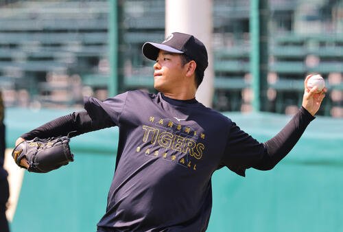 キャッチボールをする阪神高橋遥人(撮影･上田博志)