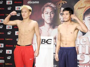 計量をクリアしポーズをとる藤木勇我(左)とジュフェル･サリナ(撮影･宮地輝)