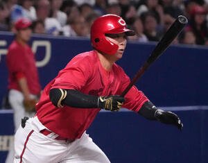 中日対広島　7回表広島2死一塁、適時三塁打を放つ大盛穂(撮影･森本幸一)