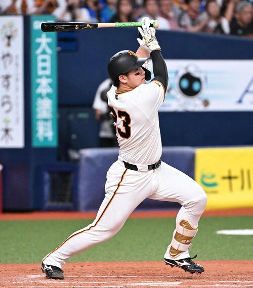 巨人対DeNA 9回裏巨人1死一、三塁、石塚裕惺はサヨナラ犠飛を放つ(撮影･石井愛子)