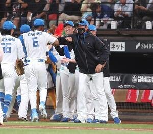 日本ハム対ソフトバンク　試合後、カストロをエルボータッチで出迎える新庄剛志監督(撮影･黒川智章)