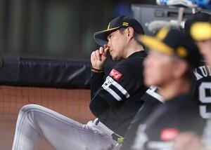 日本ハム対ソフトバンク　試合を見つめる小久保裕紀監督(撮影･黒川智章)