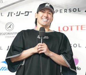 ロッテ対西武　ヒーローインタビューで笑顔のロッテ高野脩汰(撮影･鈴木みどり)
