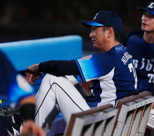 ロッテ対西武　ベンチで浮かない表情の西武西口文也監督(撮影･鈴木みどり)