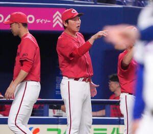 中日対広島　試合終了、新井貴浩監督(中央)ナインを迎える(撮影･森本幸一)