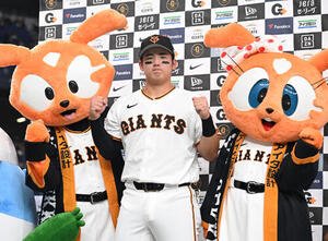 巨人対DeNA　ヒーローインタビュー後にポーズをとる巨人の石塚裕惺(撮影･石井愛子)