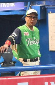 ヤクルト対阪神　9回裏、ベンチで厳しい表情のヤクルト池山隆寛監督(撮影･滝沢徹郎)