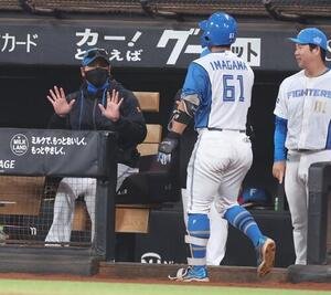 日本ハム対ソフトバンク　2回裏、本塁打を放った今川優馬を出迎える新庄剛志監督(撮影･黒川智章)