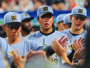 ヤクルト対阪神　ヤクルトに勝利した阪神高橋遥人(中央)は笑顔を見せながらナインとタッチを交わす(撮影･垰建太)