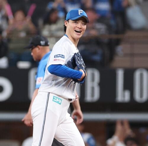 日本ハム対ソフトバンク　7回表、無失点に抑え笑顔の山崎福也(撮影･黒川智章)
