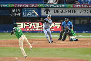 ヤクルト対阪神　5回表阪神2死一、二塁、高橋遥人は先制適時打を放つ。投手吉村貢司郎(撮影･滝沢徹郎)