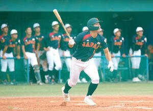 高校日本代表対立大　6回表、本塁打を放つ高校日本代表の小野舜友(撮影･江口和貴)