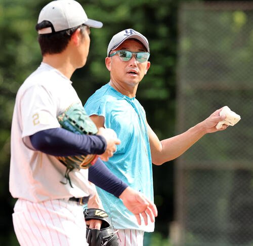 8月26日、ヤクルト対巨人　キャッチボールを終え、言葉を交わすヤクルト小川泰弘(左)と石川雅規