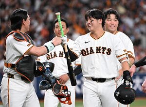 巨人対DeNA 9回裏巨人1死一、三塁、石塚裕惺(右から2人目)はサヨナラ犠飛を放ち笑顔を見せる(撮影･石井愛子)