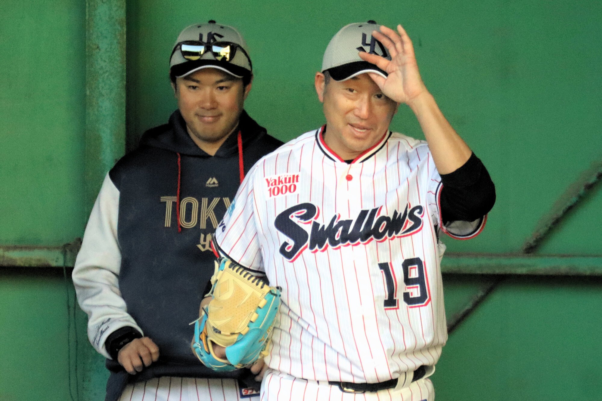 プロ25年目の春季キャンプ初日、ブルペンで41球を投げたヤクルトの石川雅規(手前)=2026年2月1日