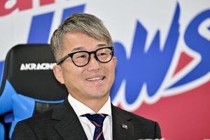 会見に臨むヤクルト石川雅規(撮影･滝沢徹郎)