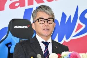 会見に臨むヤクルト石川雅規(撮影･滝沢徹郎)