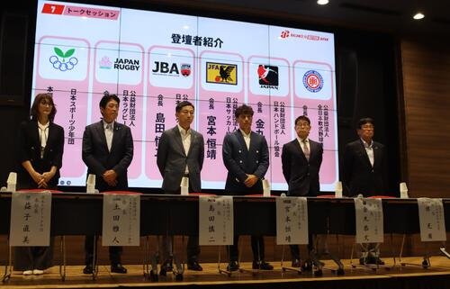 スポーツ団体連携に関する共同記者会見に出席した(左から)日本スポーツ少年団益子直美本部長、日本ラグビーフットボール協会土田雅人会長、日本バスケットボール協会島田慎二会長、日本サッカー協会宮本恒靖会長、日本ハンドボール協会金丸恭文会長、全日本軟式野球連盟堺充廣会長