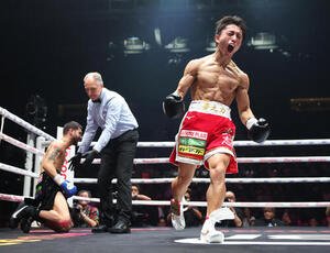 ウィルフレド･メンデス(左)に1回KO勝ちし、雄たけびを上げる石井武志(撮影･宮地輝)