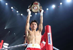 ウィルフレド･メンデスに1回KO勝ちしWBA世界ミニマム級王者となった石井武志はベルトを掲げる(撮影･宮地輝)