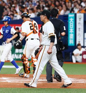 巨人対DeNA 10回表DeNA2死満塁、赤星優志は代打宮下朝陽に勝ち越し右前適時打を打たれ失点する(撮影･加藤哉)
