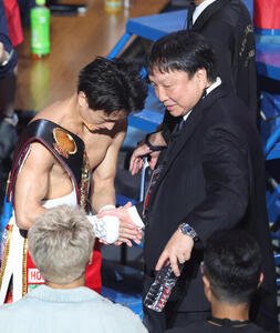 ウィルフレド･メンデスにTKO勝利し、WBAミニマム級新王者となり大橋秀行会長(右)と握手を交わす石井武志(撮影･河田真司)