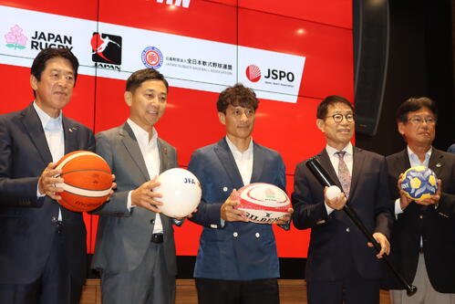 スポーツ団体連携に関する共同記者会見に出席した(左から)JRFU土田雅人会長、JBA島田慎二会長、JFA宮本恒靖会長、JHA金丸恭文会長、JSBB堺充廣会長